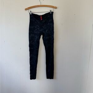 Spanx Look At Me Now Gray Camo Leggings L Large